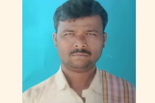 A Farmer committed suicide in Koppal  farmers suicide in karnataka  farmer suicide for loan  ಕೊಪ್ಪಳದಲ್ಲಿ ರೈತ ಆತ್ಮಹತ್ಯೆ  ರಸಗೊಬ್ಬರ ಅಂಗಡಿಯಲ್ಲೇ ವಿಷ ಸೇವಿಸಿ ರೈತ ಆತ್ಮಹತ್ಯೆ  ಸಾಲಭಾದೆಯಿಂದ ರೈತ ಆತ್ಮಹತ್ಯೆ