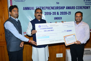 Ravinder Parashar gets Entrepreneurship Award