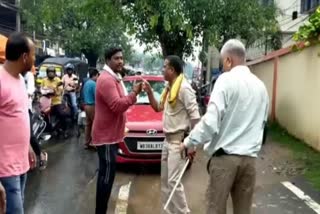 Scuffle between traffic jawan and car rider in Dhanbad