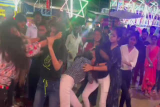 girls fight over boyfriend in palamu  palamu girls fight  palamu Disneyland fair  ആൺസുഹൃത്തിന്‍റെ പേരിൽ പെൺകുട്ടികൾ തമ്മിൽ കൂട്ടത്തല്ല്  പെൺകുട്ടികൾ തമ്മിൽ കൂട്ടത്തല്ല്  കൂട്ടത്തല്ല് ദൃശ്യങ്ങൾ  പലാമു ഡിസ്‌നിലാന്‍റ് മേള