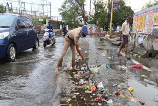 கோவையில் வெளுத்து வாங்கிய கனமழையால் சாலையில் கழிவு நீரை சுத்தம் செய்த- தலைமை காவலர்