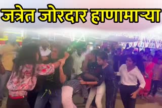 Due to splashing of mud on the body, two groups of girls got into a fight in the fair.. Video viral