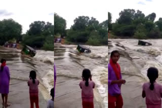 AUTO WASHED AWAY IN CHITRAVATI RIVER  CHITRAVATI RIVER  Heavy rain in andra  ചിത്രാവതി നദിയിൽ ഓട്ടോറിക്ഷയും ഡ്രൈവറും ഒഴുകിപ്പോയി  ആന്ധ്രാ പ്രദേശിൽ ഓട്ടോയും ഡ്രൈവറും ഒഴുക്കിൽപ്പെട്ടു  തടയണ മുറിച്ചുകടക്കുന്നതിനിടെ ഓട്ടോറിക്ഷ ഒഴുക്കിൽപ്പെട്ടു  ശ്രീ സത്യസായി ജില്ലയിലെ ചിത്രാവതി നദിയിൽ ഡ്രൈവറടക്കം ഓട്ടോറിക്ഷ ഒഴുകിപ്പോയി