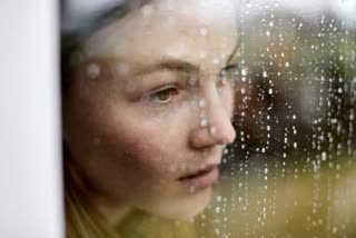 Feelings said in gloomy weather? It could be SAD 'Seasonal Affective Disorder': Know how to avoid it  Avoid SAD a Seasonal Disorder  എന്താണ് സീസണൽ അഫക്‌റ്റീവ് ഡിസോർഡർ  സൂര്യപ്രകാശം കുറഞ്ഞ ഇരുണ്ട കാലാവസ്ഥയിലുണ്ടാകുന്ന രോഗാവസ്ഥ  രോഗാവസ്ഥയുടെ കാരണങ്ങള്‍  നാഷണല്‍ ഇന്‍സ്‌റ്റിറ്റ്യൂട്ട് ഓഫ് മെന്‍റല്‍ ഹെല്‍ത്ത്  എങ്ങനെ മറികടക്കാം  What is SAD