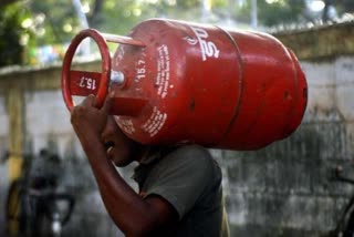 Commercial LPG cylinder prices reduced  domestic LPG Cylinder price  lpg cylinder price  വാണിജ്യ പാചകവാതക സിലിണ്ടറുകളുടെ വില കുറച്ചു  ഗാർഹിക പാചകവാതക സിലിണ്ടറിന്‍റെ വിലയിൽ മാറ്റമില്ല  പാചകവാതക സിലിണ്ടറുകളുടെ വില