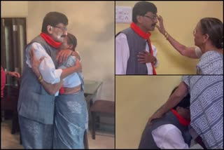 Sanjay Raut touched his mother's feet before leaving the house