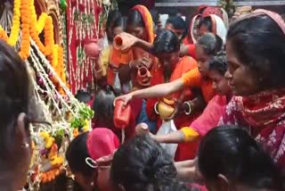 crowd-of-devotees-gathered-in-amreshwar-dham-on-third-monday