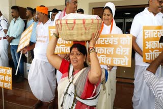 bjp-mlas-protest-outside-house-demanding-to-declare-jharkhand-as-famine-area
