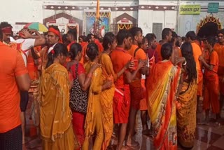 Crowd of devotees in Basukinath Dham of Dumka on third Monday of Sawan