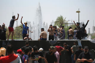 Iraqi demonstrators,Iraqi protesters,Iraqi Shia leader Muqtada al Sadr,Iraqi parliament building,Iraqi protesters storm the Parliament building in Baghdad,Iraqi protesters storm Parliament in Baghdad,ಇರಾಕ್‌ನ ಸಂಸತ್ತಿಗೆ ಮುತ್ತಿಗೆ,ಇರಾಕ್‌ನಲ್ಲಿ ಪ್ರತಿಭಟನೆ,ಶಿಯಾ ಧರ್ಮಗುರು ಬೆಂಬಲಿಸಿ ಪ್ರತಿಭಟನೆ,ಇರಾಕ್‌ನ ನೂತನ ಪ್ರಧಾನಿ,ಲಂಕನ್ನರ ಹಾದಿಯಲ್ಲಿ ಮತ್ತೊಂದು ದೇಶ