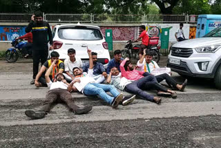 NSUI કાર્યકરો રસ્તા પર જ સુઈ જતા યુનિવર્સિટી રોડ બંધ કરવો પડ્યો