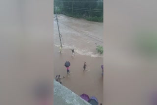 man fell into the flow koottikkal  കോട്ടയം കൂട്ടിക്കലില്‍ യുവാവ് ഒഴുക്കില്‍ പെട്ടു  heavy rain in kottayam  കോട്ടയത്ത് ശക്തമായ മഴ