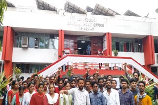 demonstrate Daily wage workers in raipur