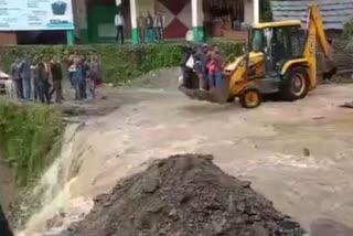 people crossed road on jcb due to rise in water level in shiva khad of seraj