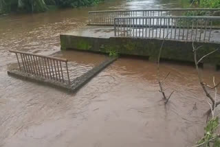 alappuzha rain updates  alappuzha rain  kuttanad rain  boat trapped in sea near thottappally  തോട്ടപ്പള്ളി കടലിൽ ബോട്ട് കുടുങ്ങി  കടലിൽ മത്സ്യബന്ധന ബോട്ട് കുടുങ്ങി  കുട്ടനാട്ടിൽ ജലനിരപ്പുയരുന്നു  ആലപ്പുഴ മഴ