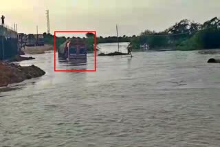 lorry caught in middle of the bridge