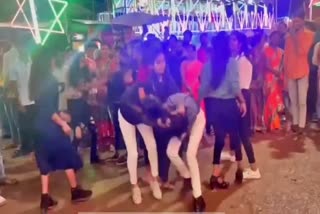 video of girls beating in ayodhya  ayodhya viral video girls beat up  girls beat up in development exhibition fair  development exhibition fair  ಅಯೋಧ್ಯೆದಲ್ಲಿ ಹುಡುಗಿಯರ ಜಗಳ  ಉತ್ತರಪ್ರದೇಶದಲ್ಲಿ ಹುಡುಗಿಯರ ಜಗಳ ವಿಡಿಯೋ ವೈರಲ್​ ಉತ್ತರಪ್ರದೇಶ ಸುದ್ದಿ  ಅಭಿವೃದ್ಧಿ ಪ್ರದರ್ಶನ ಮೇಳದಲ್ಲಿ ಹುಡುಗಿಯರ ಜಗಳ