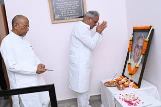 cm-bhupesh-baghel-pays-tribute-to-martyr-vidyacharan-shukla