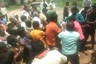 fertilizer workers beat up farmer in satna