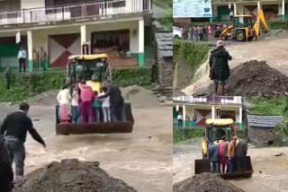 Shiva Khad of Seraj  People crossed road on JCB  ഹിമാചല്‍ മുഖ്യമന്ത്രി  ഹിമാചല്‍പ്രദേശ് മഴ  ഹിമാചല്‍പ്രദേശ് മഴക്കെടുതി  hp people crossed road on jcb  ജയ് റാം താക്കൂര്‍