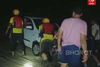 sdrf-rescues-car-riders-trapped-in-floods-of-been-river-of-chila-barrage-in-rishikesh