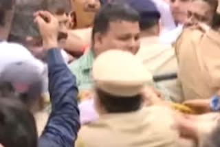 Senior cop manhandled in Thane