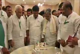 congress-leaders-celebrates-siddaramaiahs-birthday-in-hubballi-hotel