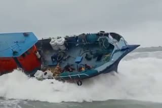 kanyakumari storm boat accident 4 rescued  kanyakumari storm boat accident fishermen rescued  kanyakumari storm in sea  കന്യാകുമാരിക്കടുത്ത് കടല്‍ക്ഷോഭം  കേരള തീരത്തിനടുത്ത് കടല്‍ക്ഷോഭം തമിഴ്‌നാട് സ്വദേശികളെ കാണാതായി