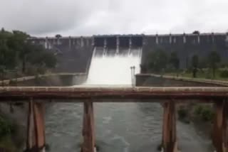 rain in kerala  red alert in dams  dams in kerala  blue alert in idukki dam  flood in kerala  കേരളത്തില്‍ മഴ  ആറ് അണക്കെട്ടുകളില്‍ റെഡ് അലേര്‍ട്ട്  ഇടുക്കി ഡാമില്‍ ബ്ലൂ അലെര്‍ട്ട്  കേരളത്തിലെ ഡാമുകള്‍  ഡാമില്‍ ജലനിരപ്പുയര്‍ന്നു