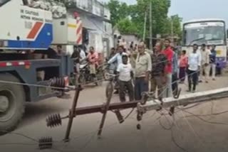 Truck Accident in Amerli : ટ્રકે વીજપોલ અડફેટે લેતા વિદ્યાર્થીનો ચમત્કારિક બચાવ