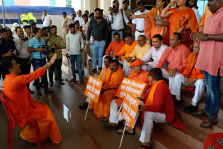 Street plays outside Jharkhand assembly by BJP