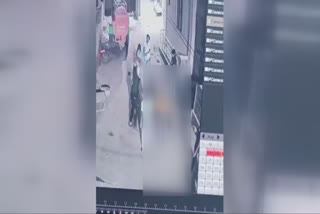 Hansi Murder cctv  youth murdered by goons in hisar  mercilessly beat up a man in hisar haryana  mercilessly beat up a man in hisar haryana cctv footage  ഹരിയാനയിലെ ഹിസാറില്‍ യുവാവിനെ മര്‍ദിച്ച് കൊലപ്പെടുത്തി  ഹിസാര്‍ കൊലപാതകത്തിന്‍റെ സിസിടിവി ദൃശ്യം  കൊലപാതകത്തിന്‍റെ സിസിടിവി ദൃശ്യം  മര്‍ദനത്തിന്‍റെ സിസിടിവി ദൃശ്യം