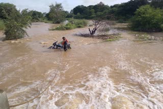 ಕೊಚ್ಚಿಹೋಗುತ್ತಿದ್ದ ಬೈಕ್​ ಸವಾರನ ರಕ್ಷಣೆ ಮಾಡಿದ ಅಗ್ನಿಶಾಮಕ ದಳ