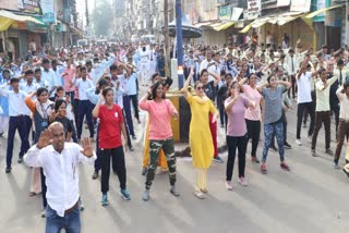 mp women dance on road