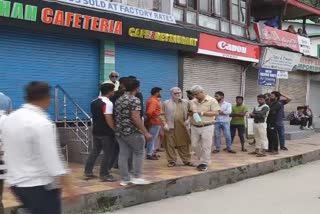 سرینگر کے نہرو پارک میں دکانداروں کا ٹریفک حکام کے خلاف شٹر ڈاون