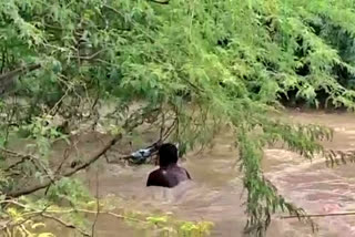 man rescued from flood water in Raichur, Heavy rain in Raichur, Raichur news, ರಾಯಚೂರು ಜಿಲ್ಲೆಯಾದ್ಯಂತ ಭಾರೀ ಮಳೆ, ರಾಯಚೂರು ಜಿಲ್ಲೆಯಲ್ಲಿ ಜನಜೀವನ ಅಸ್ತವ್ಯಸ್ತ, ಹಟ್ಟಿ ಗ್ರಾಮಸ್ಥರಿಂದ ಯುವಕನ ರಕ್ಷಣೆ,