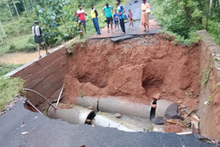 Heavy Rain in Kodagu  hill collapse in Kodagu  ಮಡಿಕೇರಿಯಲ್ಲಿ ಧಾರಾಕಾರ ಮಳೆ  ಕೊಡಗು ವರುಣಾರ್ಭಟ  ಮಡಿಕೇರಿಯಲ್ಲಿ ಬೆಟ್ಟ ಕುಸಿತ  ಮಳೆಯಿಂದ ರಸ್ತೆಗಳಲ್ಲಿ ಬಿರುಕು  Roads damages for rain  ಅರೆಕಲ್ಲು ಬೆಟ್ಟ ಕುಸಿತ  ಕೊಡಗಿನಲ್ಲಿ ಧಾರಾಕಾರ ಮಳೆ