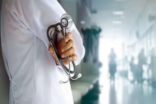 fake doctor treated 43000 patients  fake doctor arrest in warangal telengana  fake doctor news in india  telengana latest news  Fake doctor arrest  Warangal Commissionerate  Police Commissioner Tarun Joshi  Mujtaba Ahmed fake doctor  crime nres  വ്യാജ ഡോക്‌ടര്‍ അറസ്റ്റില്‍  വാറങ്കലില്‍ വ്യാജ ഡോക്‌ടര്‍ അറസ്റ്റില്‍  തെലങ്കാന വ്യാജ ഡോക്‌ടര്‍  വ്യാജ ഡോക്‌ടര്‍ മുജ്‌താബ അഹമ്മദ്  നാല് വര്‍ഷമായി രോഗികകളെ ചികിത്സിച്ച വ്യാജ ഡോക്‌ടര്‍ പിടിയില്‍  തെലങ്കാന വാര്‍ത്തകള്‍  ക്രൈം വാര്‍ത്തകള്‍  കുറ്റകൃത്യങ്ങള്‍  വ്യാജ സര്‍ട്ടിഫിക്കറ്റ്