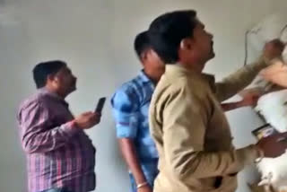 fake reporters arrested over blackmail case in Belagavi, fake reporters arrested in Belagavi, Belagavi crime news, Woman blackmail case in Belagavi, ಚಿಕ್ಕೋಡಿಯಲ್ಲಿ ಮಹಿಳೆಯ ಮನೆಗೆ ನುಗ್ಗಿ ಬ್ಲ್ಯಾಕ್ ಮೇಲ್, ಬೆಳಗಾವಿಯಲ್ಲಿ ನಕಲಿ ಪತ್ರಕರ್ತರ ಬಂಧನ, ಬೆಳಗಾವಿ ಅಪರಾಧ ಸುದ್ದಿ, ಬೆಳಗಾವಿಯಲ್ಲಿ ಮಹಿಳೆಗೆ ಬ್ಲ್ಯಾಕ್​ಮೇಲ್​ ಪ್ರಕರಣ,