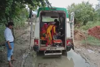 AMBULANCE STUCK IN MUD WOMAN GAVE BIRTH TO A CHILD MIDWAY BASTI