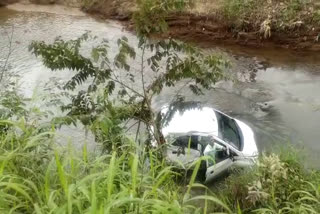 Wayanad car accident  Wayanad makkiyad car accident  car lost control and fell into the river in Wayanad  accident news from Wayanad  വയനാട്ടില്‍ കാർ നിയന്ത്രണം വിട്ട് പുഴയിലേക്ക് മറിഞ്ഞു  വയനാട് കാര്‍ അപകടം  വയനാട് മക്കിയാട് കാര്‍ അപകടം