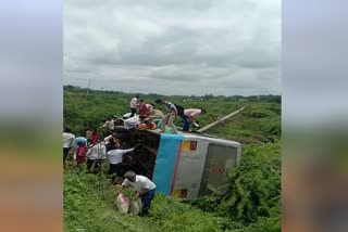 ಅಥಣಿಯಲ್ಲಿ ಹಳ್ಳಕ್ಕೆ ಬಿದ್ದ ಬಸ್