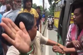 woman-policeman-beat-up-auto-driver-fiercely