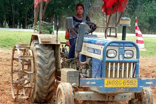 panchayat-issued-decree-on-girl-driving-tractor-in-field-in-gumla