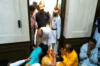 JHARKHAND: BJP MLA falls on the feet of the Speaker after he along with some other MLAs were suspended from the Assembly.  JHARKHAND  BJP MLA falls on the feet of the Speaker  സ്‌പീക്കറുടെ കാലു പിടിച്ച് എം എല്‍ എ  സ്‌പീക്കറുടെ കാലു പിടിച്ച് ബിജെപി എംഎല്‍എ  ബിജെപി എംഎല്‍എ  ഝാര്‍ഖണ്ഡ്  നിയമസഭ സമ്മേളനം  സ്‌പീക്കർ രബീന്ദ്രനാഥ് മഹ്തോ  രാജ്‌സിന്‍ഹ