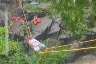 ஒகேனக்கல் காவேரி ஆற்றின் நடுவே மாட்டிக் கொண்ட முதிர்ந்த தம்பதியினர்..!