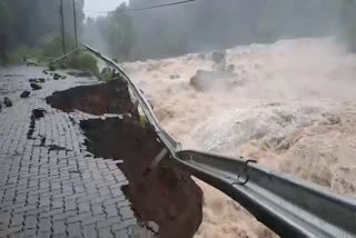 road collapsed and fell into the river in adimali  road fell into the river in adimali national highway  അടിമാലി ദേശിയപാതയിൽ റോഡ് ഇടിഞ്ഞു  കല്ലാർകുട്ടിക്കും പനംകുട്ടിക്കും ഇടയിൽ വെള്ളകുത്തിൽ റോഡ് ഇടിഞ്ഞു  idukki rain  ഇടുക്കിയിൽ കനത്ത മഴ  kerala rain update