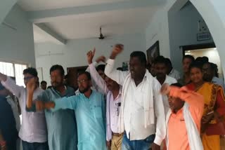 party workers create ruckus in meeting of Congress Tiranga Gaurav Yatra in Jamtara