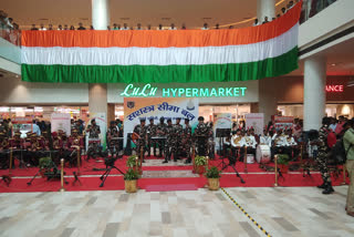 ssb-jawans-gave-band-performance-at-har-ghar-tiranga-abhiyan-in-lulu-mall