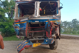 एनएच किनारे ढाबे पर खड़ी ट्रक में अनियंत्रित ट्रक ने मारा धक्का चार की हालत नाजुक